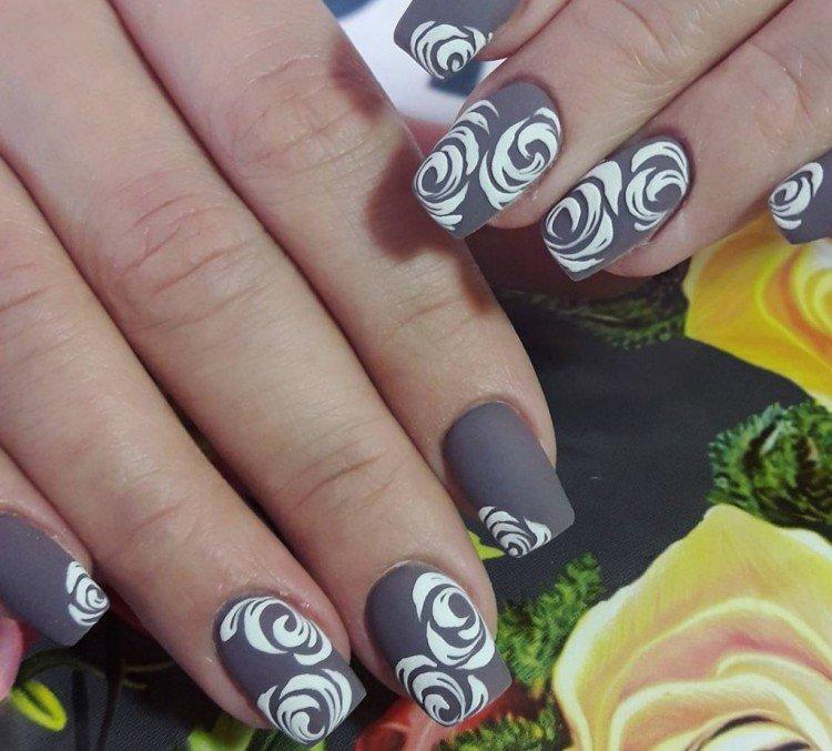 Manucure grise avec des boucles