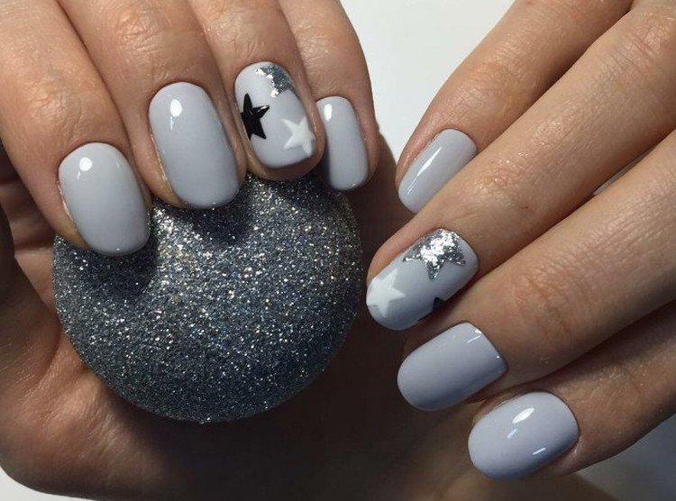 Manucure grise avec des étoiles