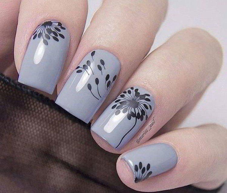 Manucure grise avec des fleurs