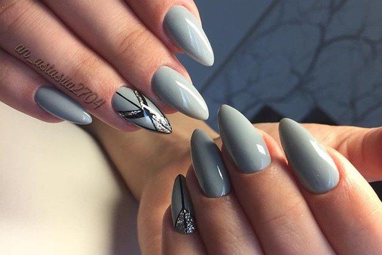 Manucure grise pour ongles longs