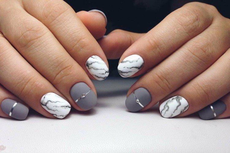 Manucure grise avec des taches