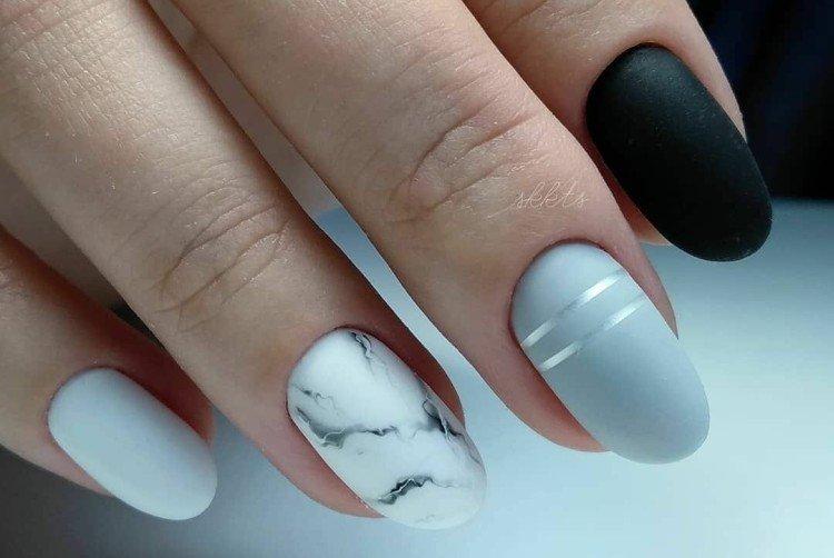 Manucure grise avec des taches