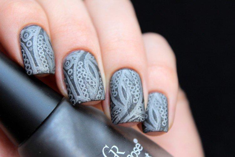 Manucure grise avec estampage