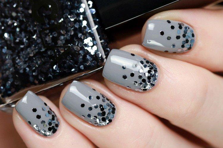 Manucure grise à grosses paillettes