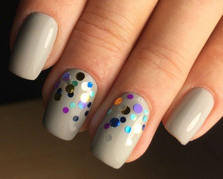 Manucure grise à grosses paillettes