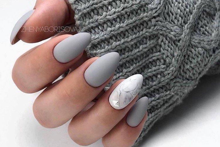 Manucure blanche et grise