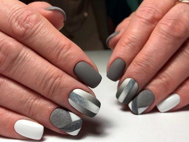 Manucure blanche et grise