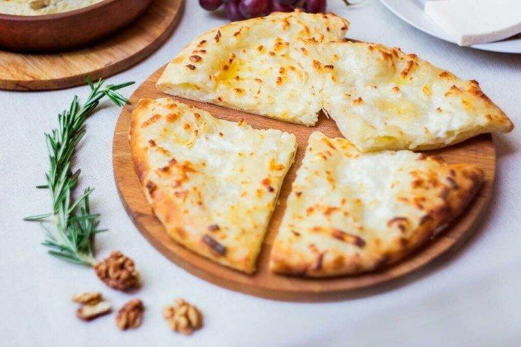Khachapuri paresseux avec trois types de fromage