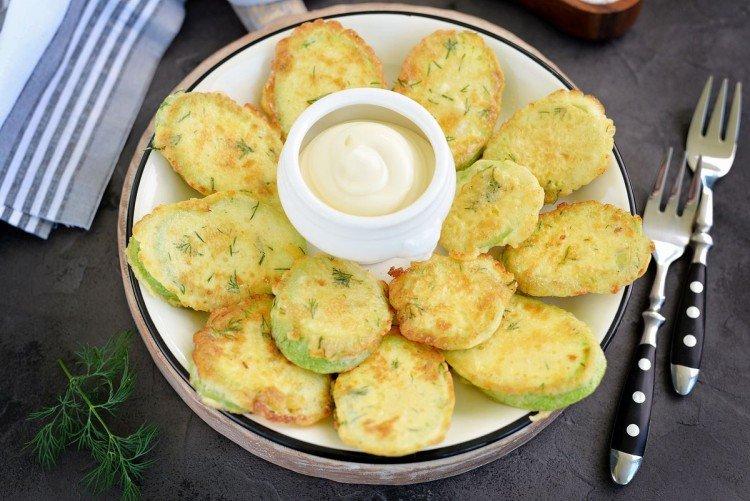 Courgettes en pâte dans une poêle