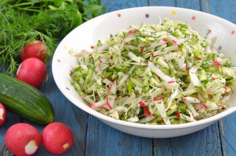 Salade de chou, concombres et radis