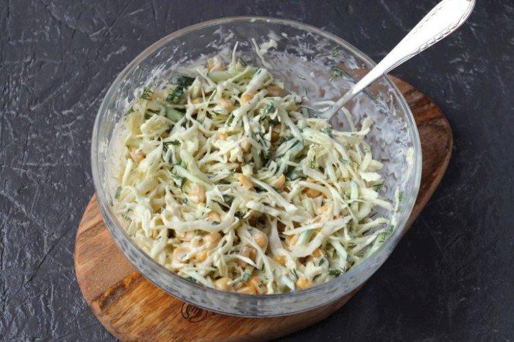 Salade de chou frais au concombre et à l'ananas