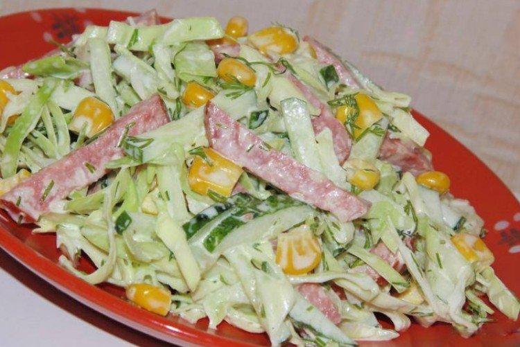 Salade de chou frais au concombre et saucisse