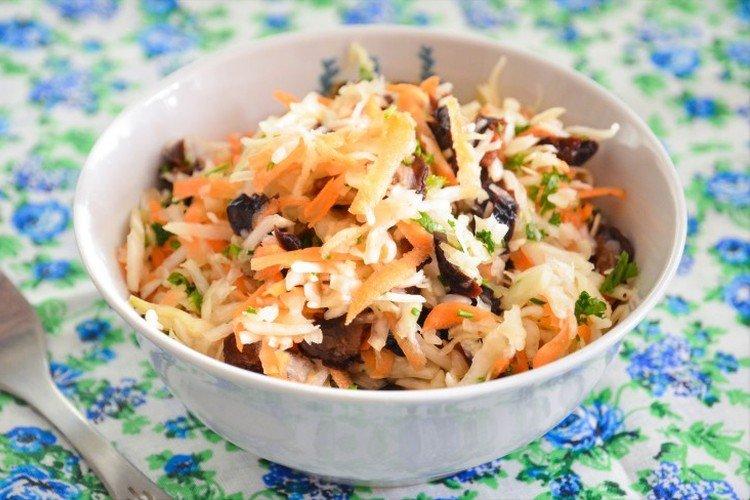 Salade de chou frais, carottes et pruneaux