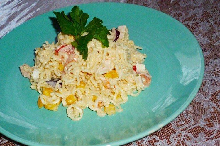 Salade de nouilles instantanées