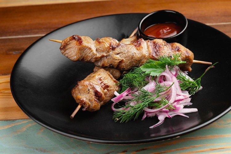 Brochettes d'agneau au four sur des brochettes