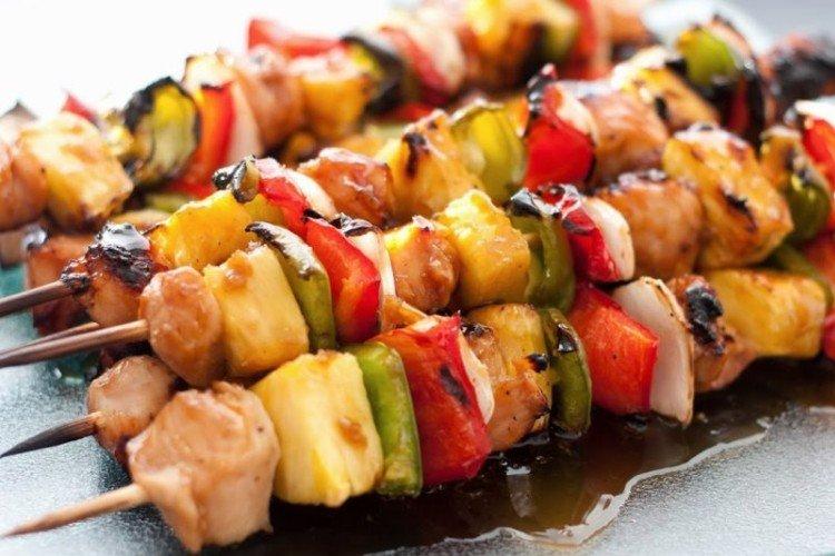 Shish kebab aux légumes au four sur des brochettes
