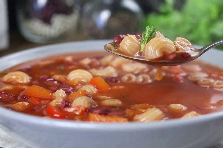 Soupe aux haricots rouges et pâtes