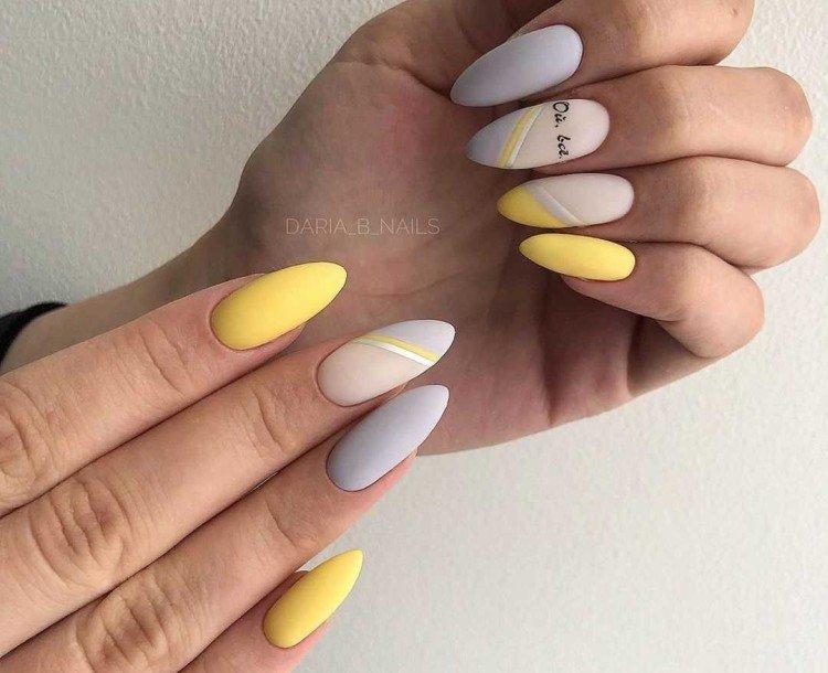 Manucure dans les tons gris et jaune