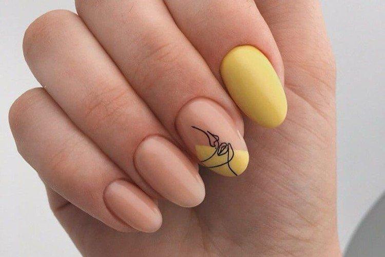 Manucure nue avec du jaune
