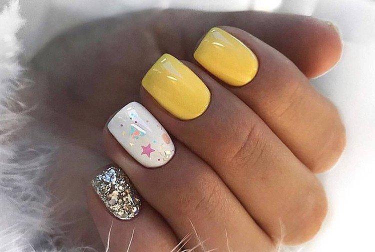 Manucure jaune avec des étoiles