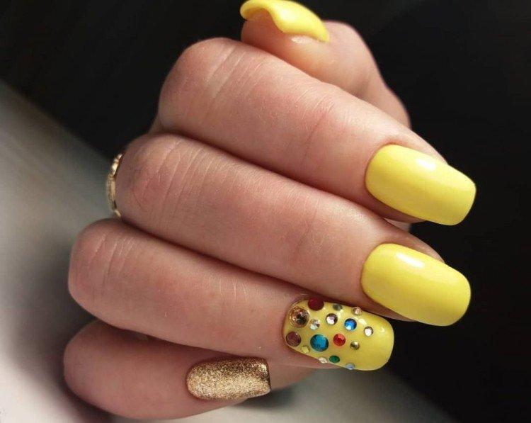 Manucure jaune avec strass