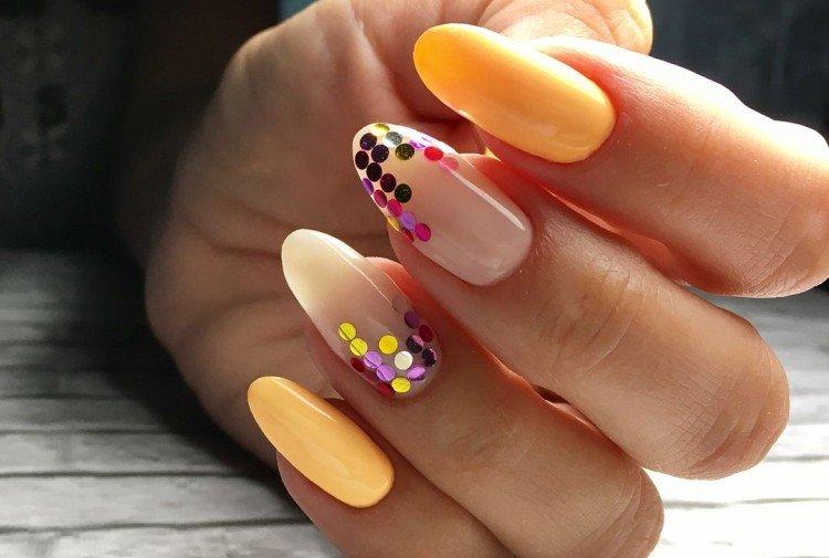 Manucure jaune avec des confettis