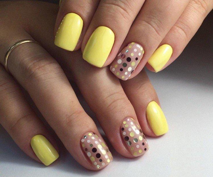 Manucure jaune avec des confettis
