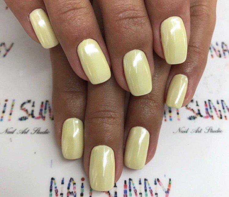 Manucure jaune avec rub perlé