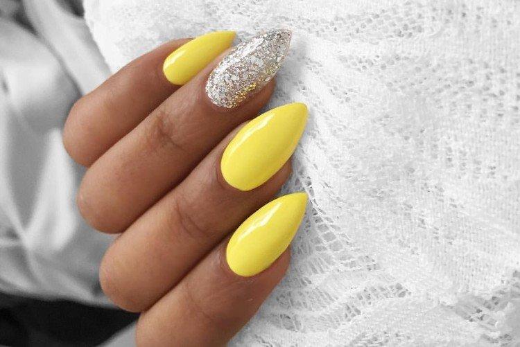 Manucure pailletée jaune