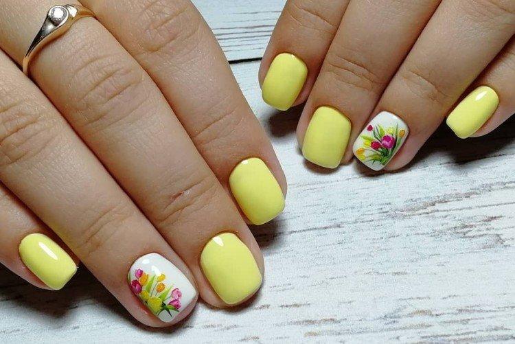 Manucure jaune pour ongles courts