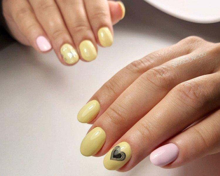 Manucure jaune pastel