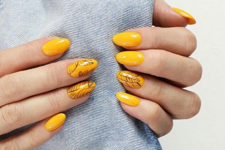 Manucure couleur moutarde