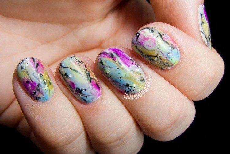 Dessins aquarelles lumineux en manucure