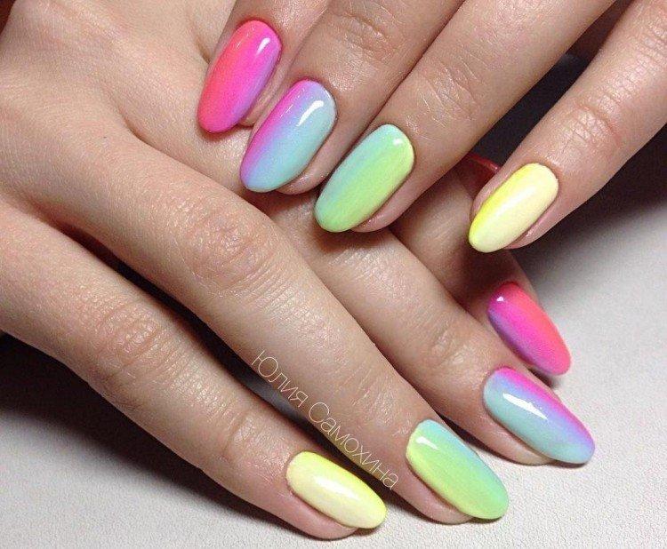 Manucure arc-en-ciel