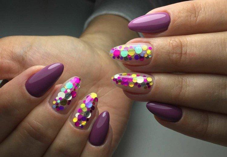 Manucure avec des confettis
