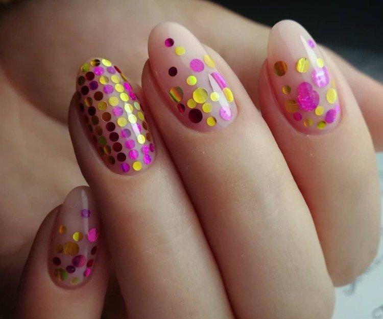 Manucure avec des confettis