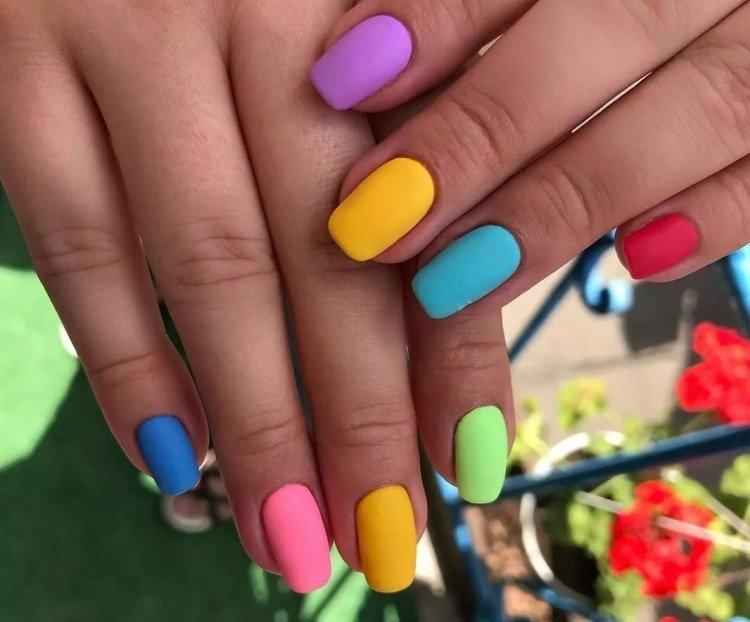 Manucure multicolore