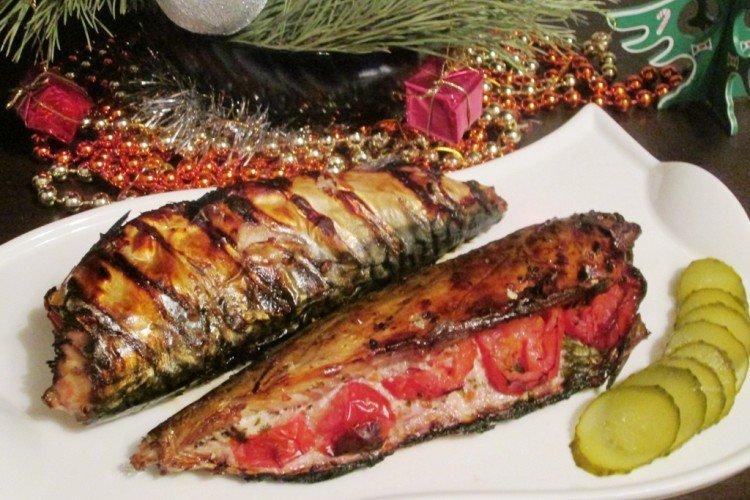 Maquereau au four avec du fromage et des tomates