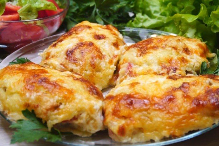 Porc au four avec concombres marinés