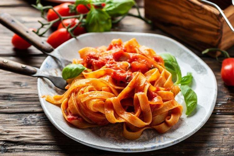 Pâtes fettuccine à la sauce tomate