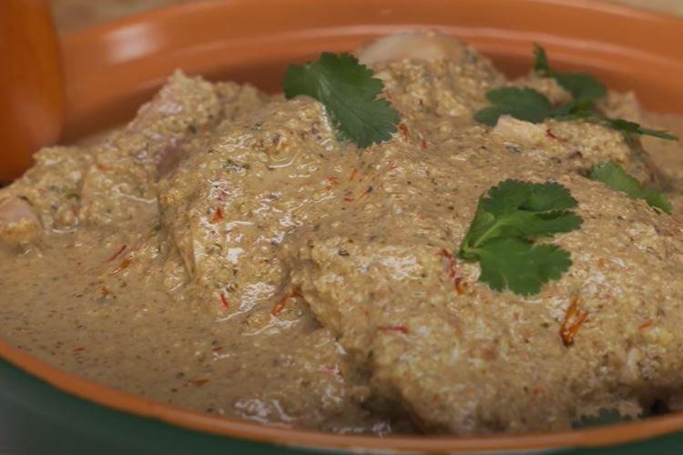 Satsivi géorgien avec poulet entier