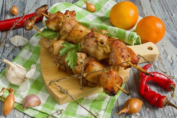 Brochettes de porc au jus de tomate