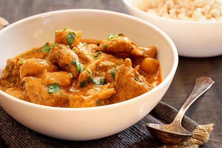 Curry de poulet dans une casserole