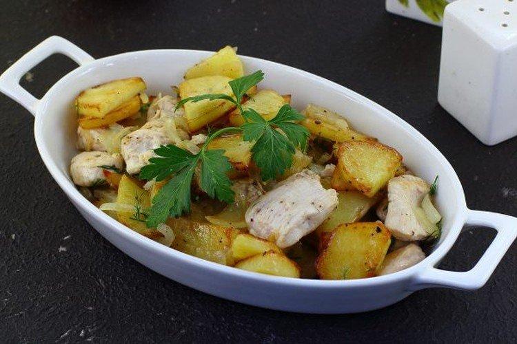 Poulet aux pommes de terre dans une poêle