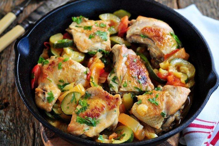 Poulet aux courgettes dans une poêle