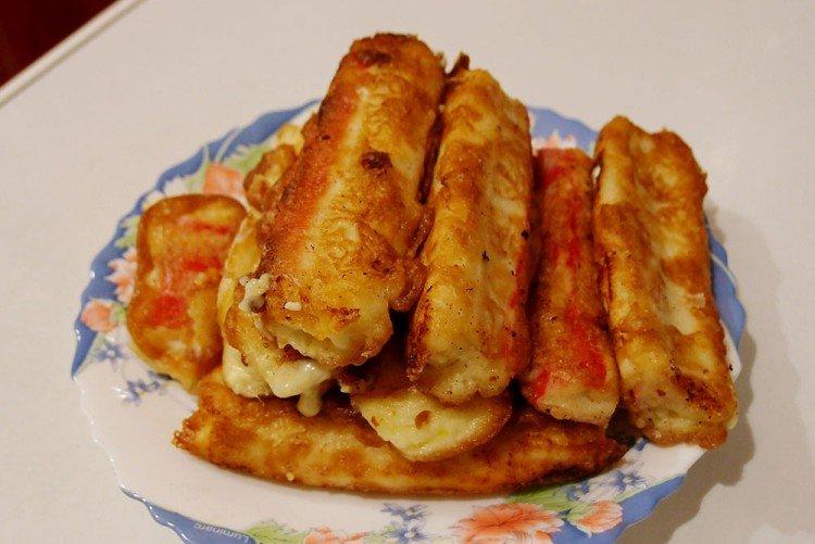 Bâtonnets de crabe en pâte avec du soda