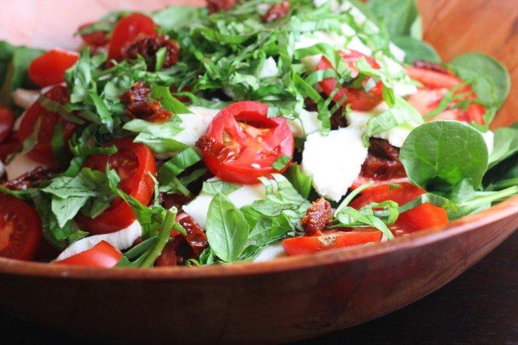 Salade d'épinards et de tomates