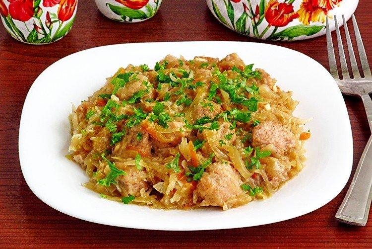 Chou cuit avec de la viande et des pommes