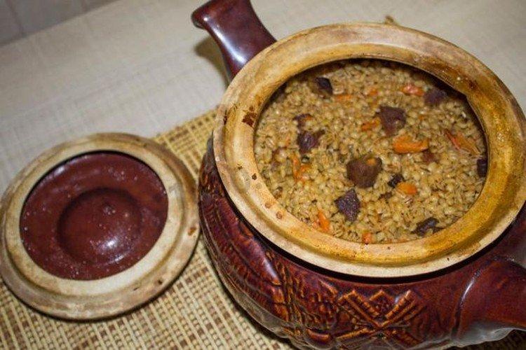 Orge avec de la viande dans des pots