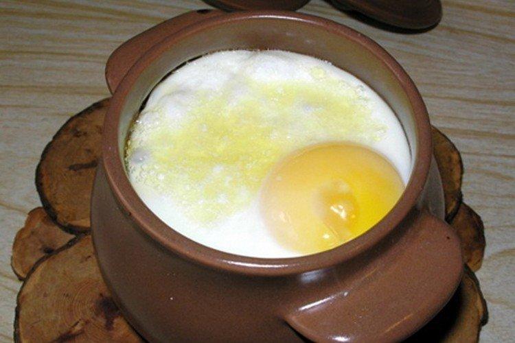 Bloodwort avec du fromage feta dans des pots